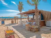 Kryty pawilon na plaży w Royal Atlantis Beach