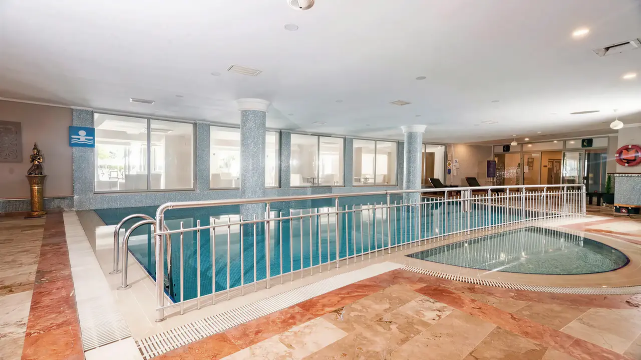 Kryty basen w hotelu Royal Atlantis Beach