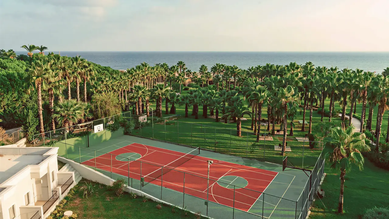 Boisko sportowe w Royal Atlantis Beach z widokiem na morze
