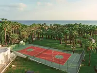 Boisko sportowe w Royal Atlantis Beach z widokiem na morze