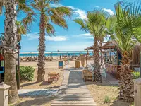 Drewniana ścieżka prowadząca na plażę w Royal Atlantis Beach