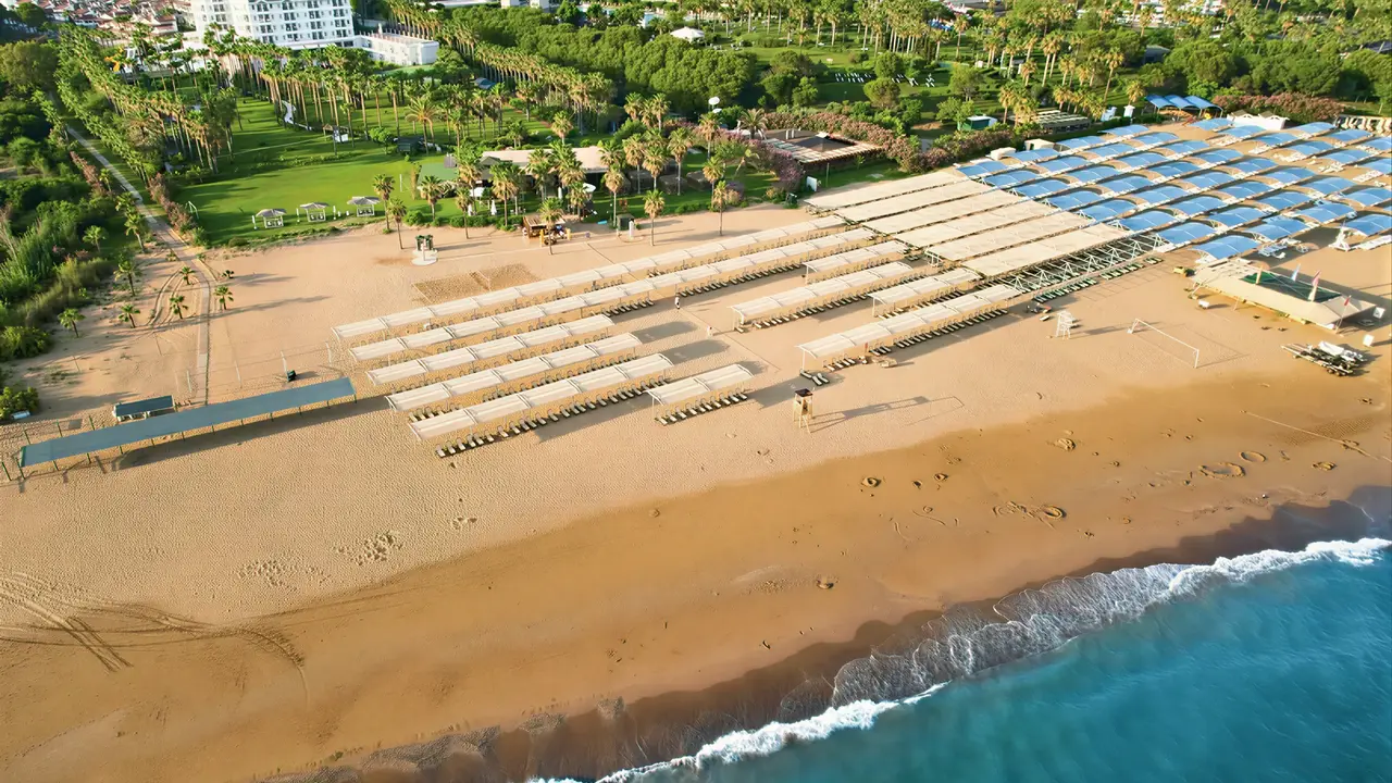 Widok z lotu ptaka na Royal Atlantis Beach i plażę