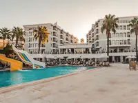 Zjeżdżalnie wodne i basen w Royal Atlantis Beach