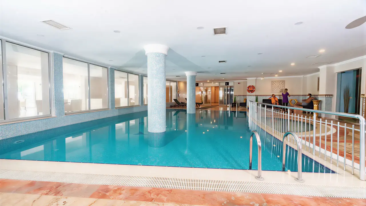 Kryty basen w hotelu Royal Atlantis Beach