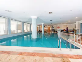 Kryty basen w hotelu Royal Atlantis Beach