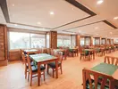 Jadalnia z drewnianymi stołami w Royal Atlantis Beach