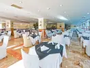 Restauracja z nakrytymi stołami w Royal Atlantis Beach