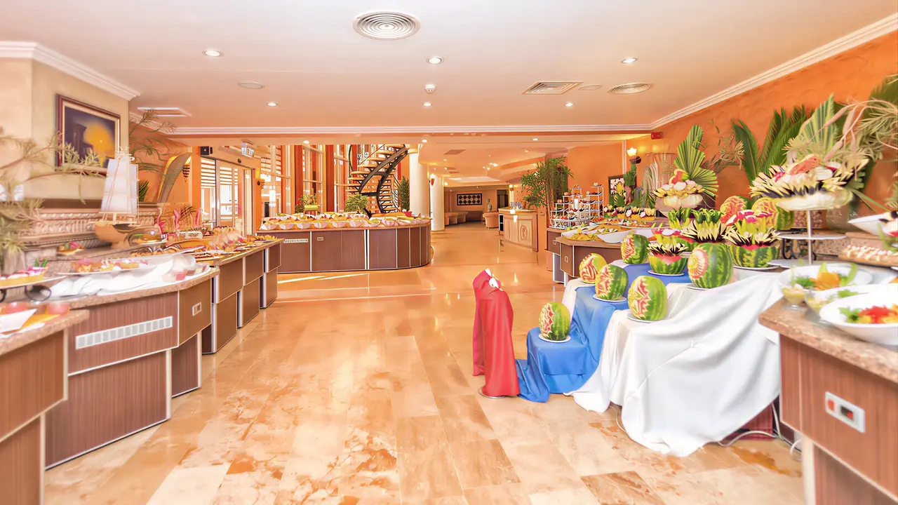 Bufet z jedzeniem w hotelu Royal Atlantis Beach