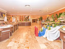 Bufet z jedzeniem w hotelu Royal Atlantis Beach