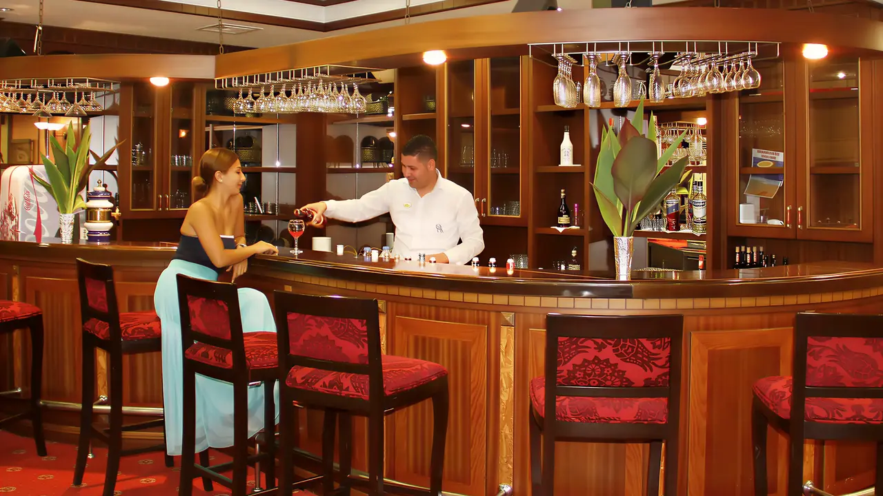Barman serwujący drinki w Royal Atlantis Beach
