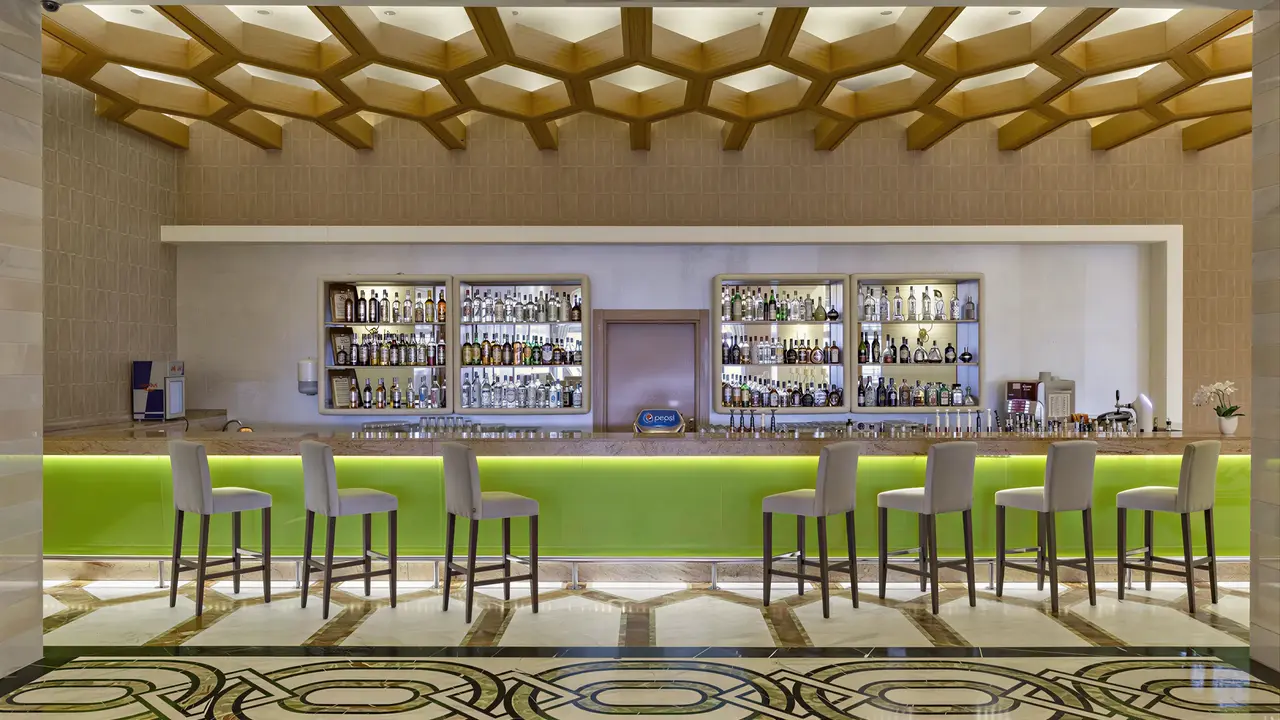 Nowoczesny bar z wysokimi hokerami w Royal Holiday Palace