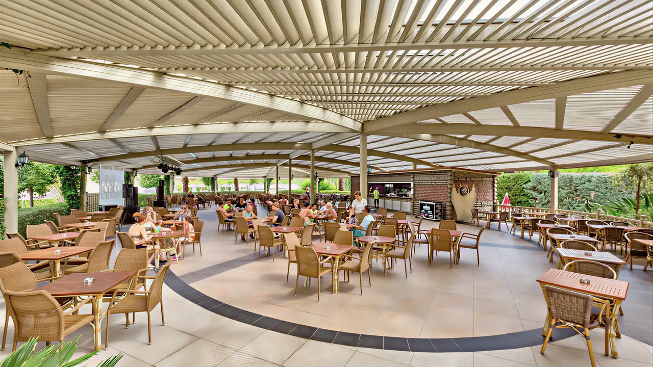 Restauracja w Royal Holiday Palace z widokiem na ogród