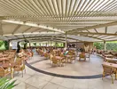 Restauracja w Royal Holiday Palace z widokiem na ogród