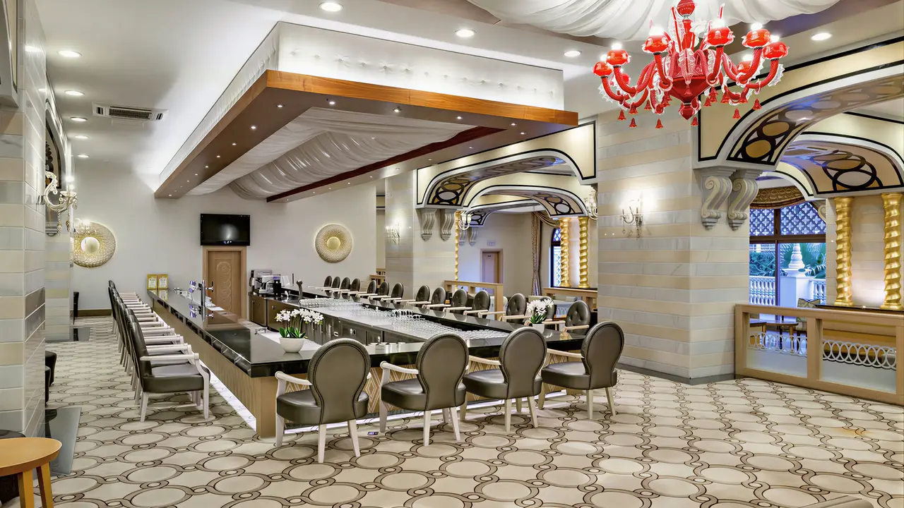Elegancki bar z wysokimi krzesłami w Royal Holiday Palace