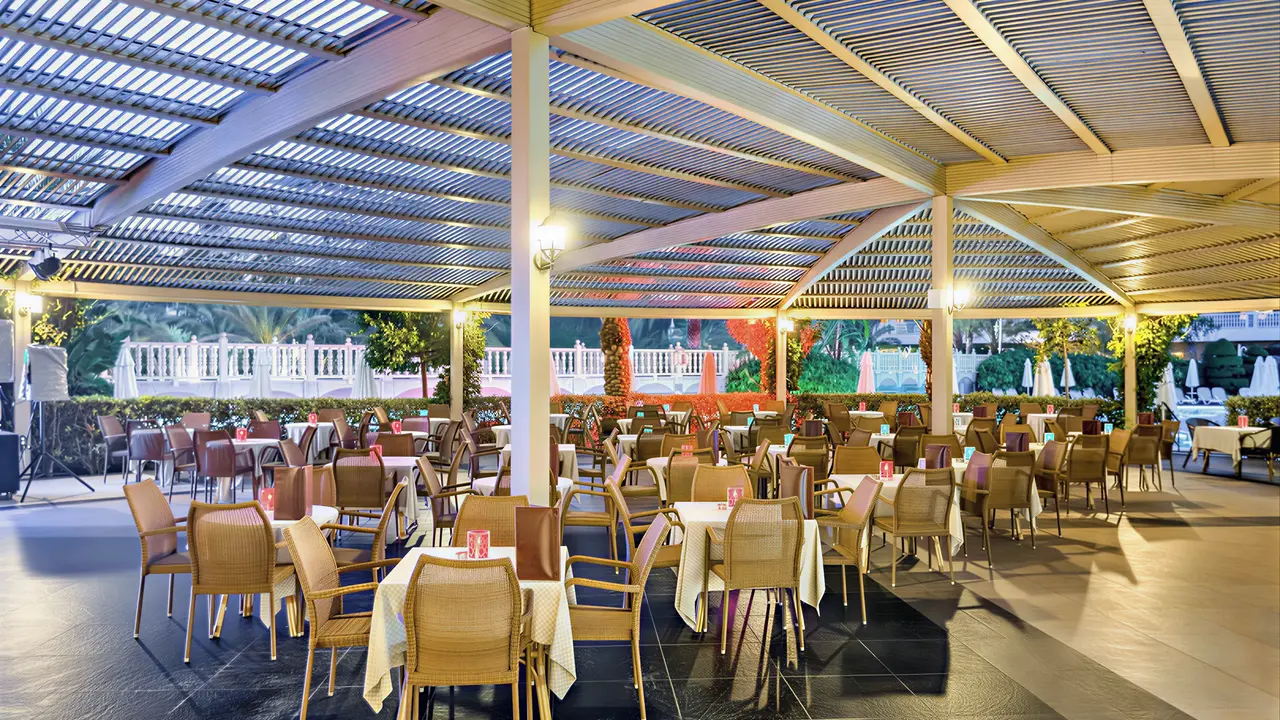 Restauracja w Royal Holiday Palace z ustawionymi stolikami