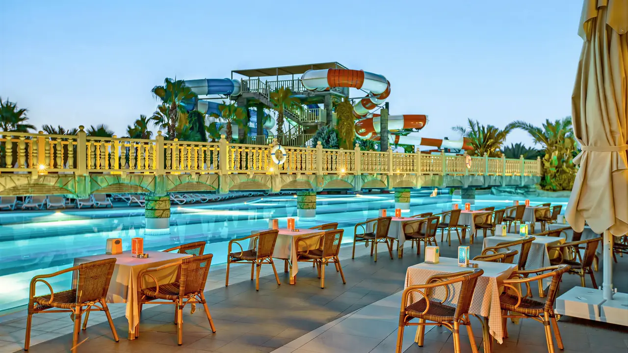 Restauracja na tarasie w Royal Holiday Palace