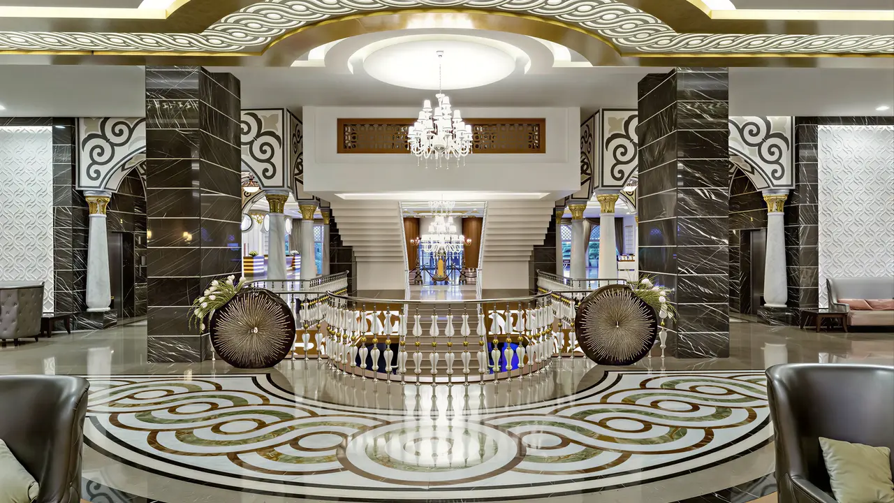 Luksusowy hol w Royal Holiday Palace z żyrandolem