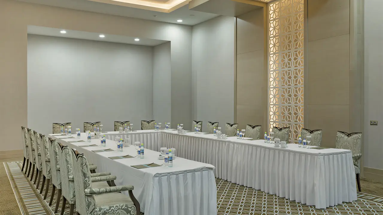 Sala konferencyjna w Royal Holiday Palace z białymi stołami