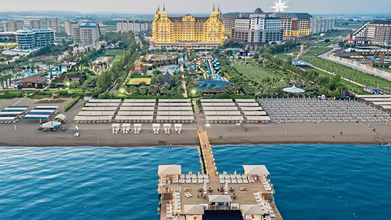 Widok na kompleks Royal Holiday Palace z plażą i pomostem