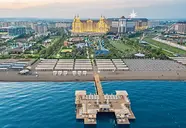 Widok na kompleks Royal Holiday Palace z plażą i pomostem
