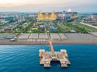 Widok na kompleks Royal Holiday Palace z plażą i pomostem