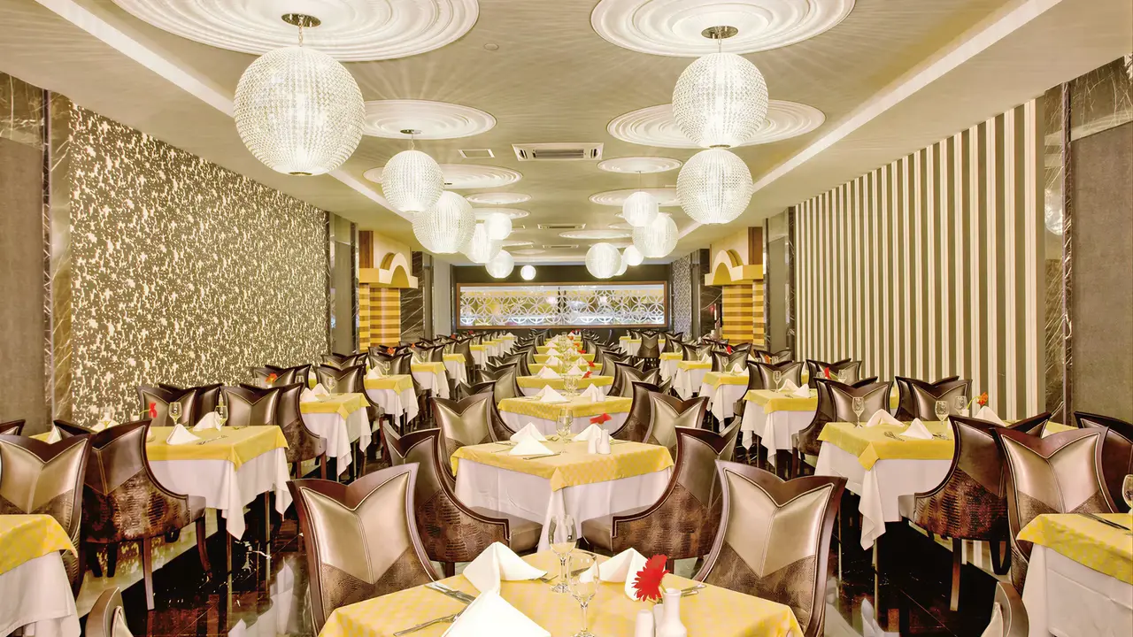 Elegancka restauracja w hotelu Royal Holiday Palace