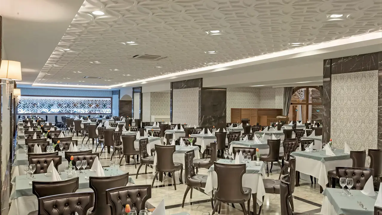 Restauracja w hotelu Royal Holiday Palace z nakrytymi stołami