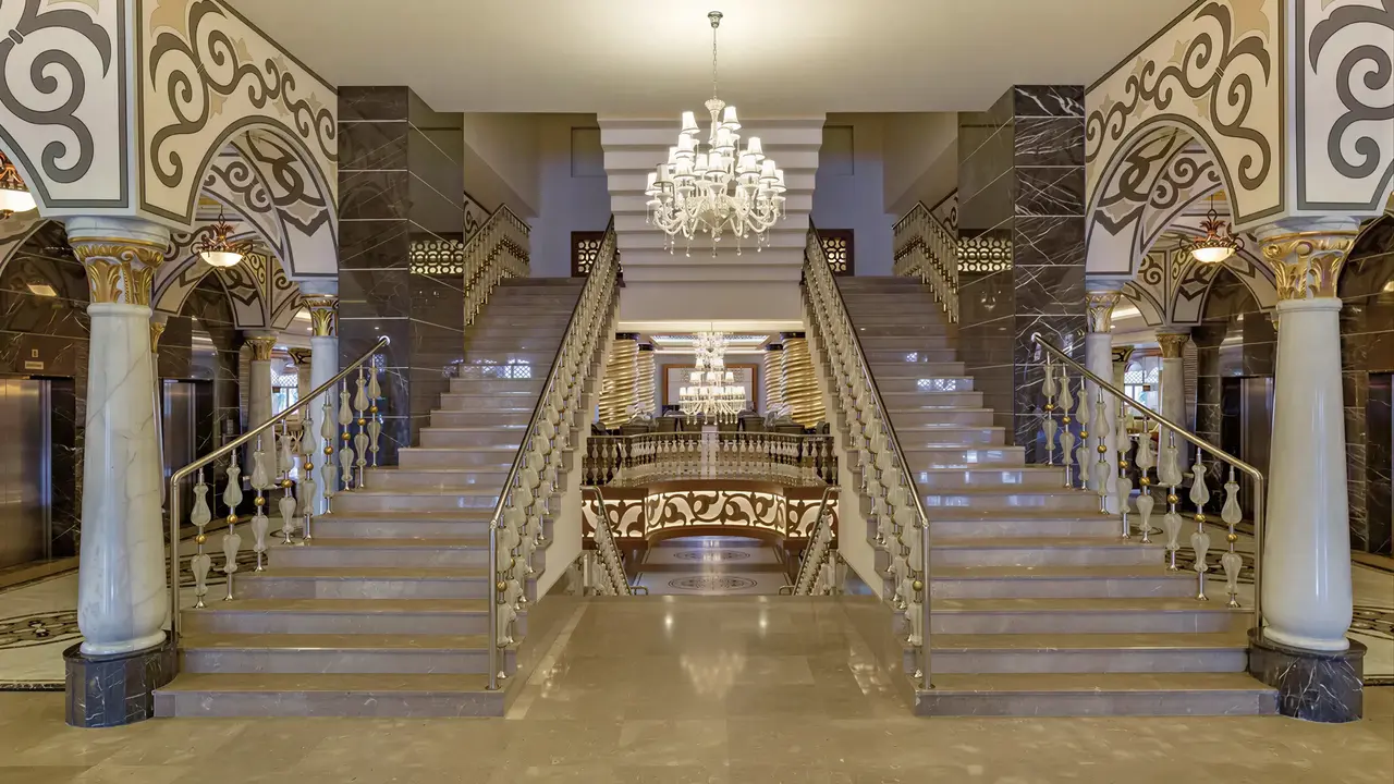 Eleganckie wejście i schody w Royal Holiday Palace