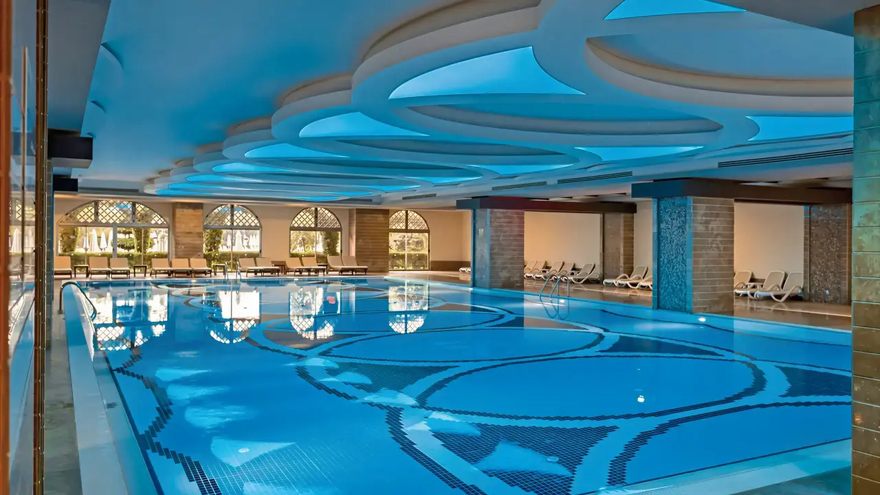 Kryty basen w hotelu Royal Holiday Palace