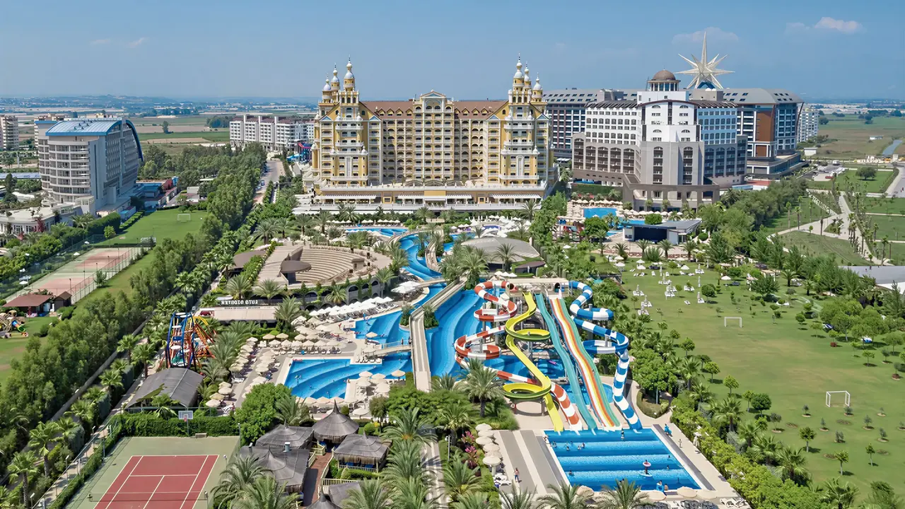 Widok na kompleks i budynki Royal Holiday Palace