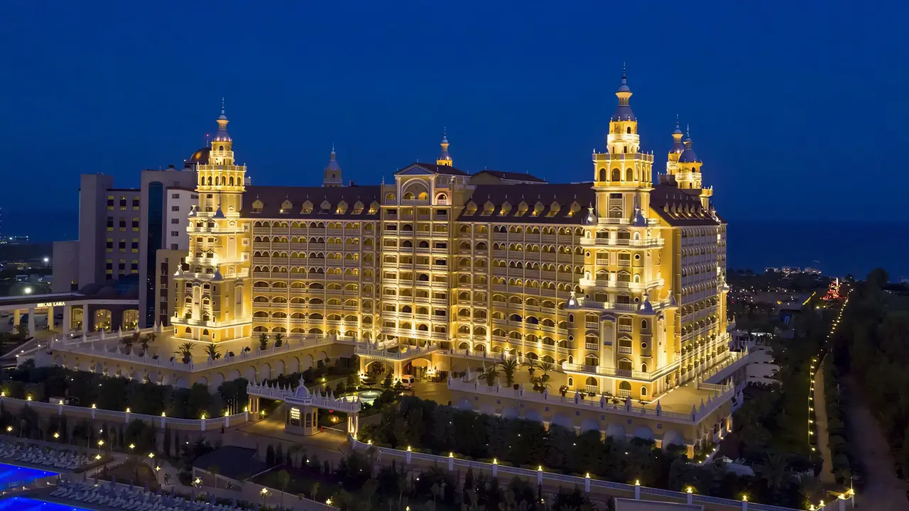 Oświetlony budynek Royal Holiday Palace nocą