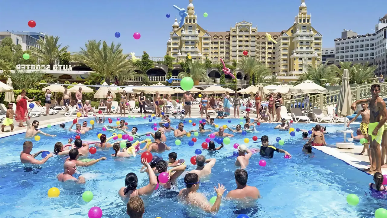Zabawy w basenie w Royal Holiday Palace