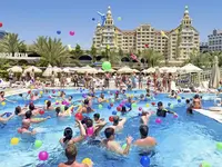 Zabawy w basenie w Royal Holiday Palace