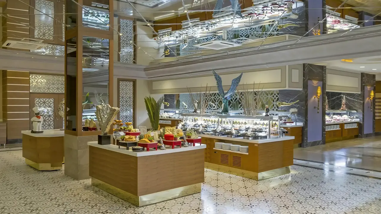 Bufet z jedzeniem w hotelu Royal Holiday Palace