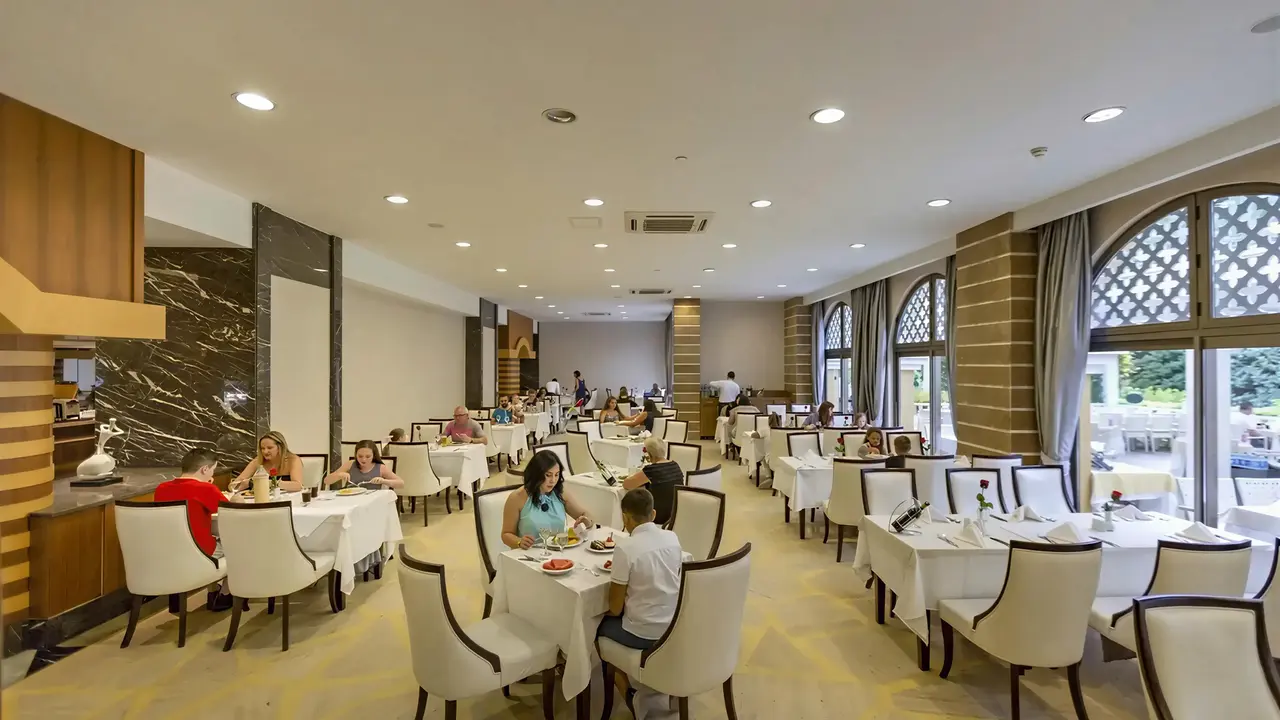 Restauracja w Royal Holiday Palace z gośćmi przy stołach