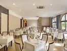 Elegancka restauracja w Royal Holiday Palace z nakrytym stołami