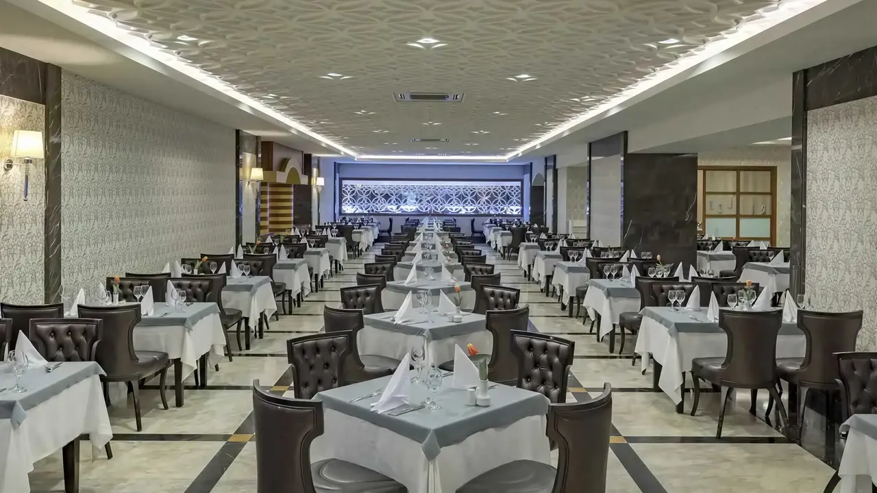 Elegancka restauracja w Royal Holiday Palace z nakrytymi stołami