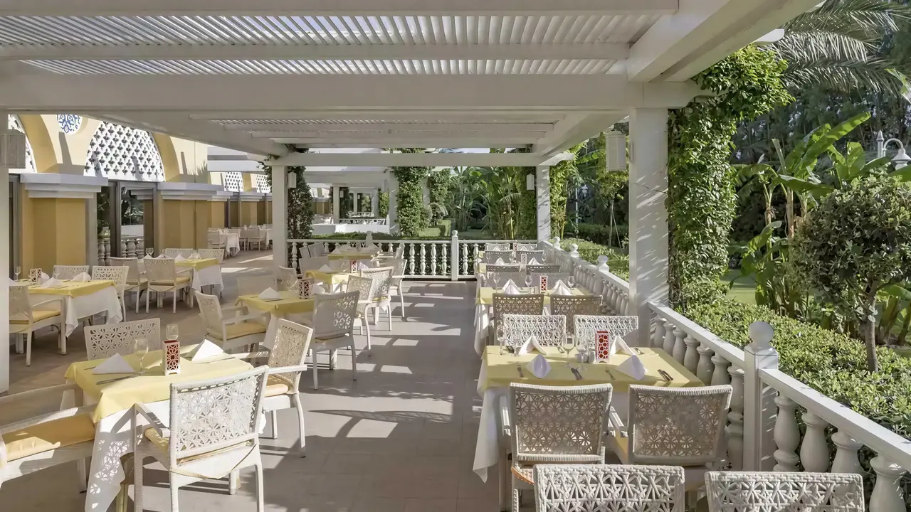 Restauracja na tarasie w Royal Holiday Palace