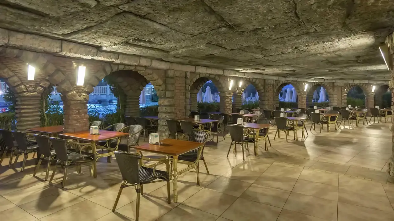 Restauracja w Royal Holiday Palace z ustawionymi stolikami