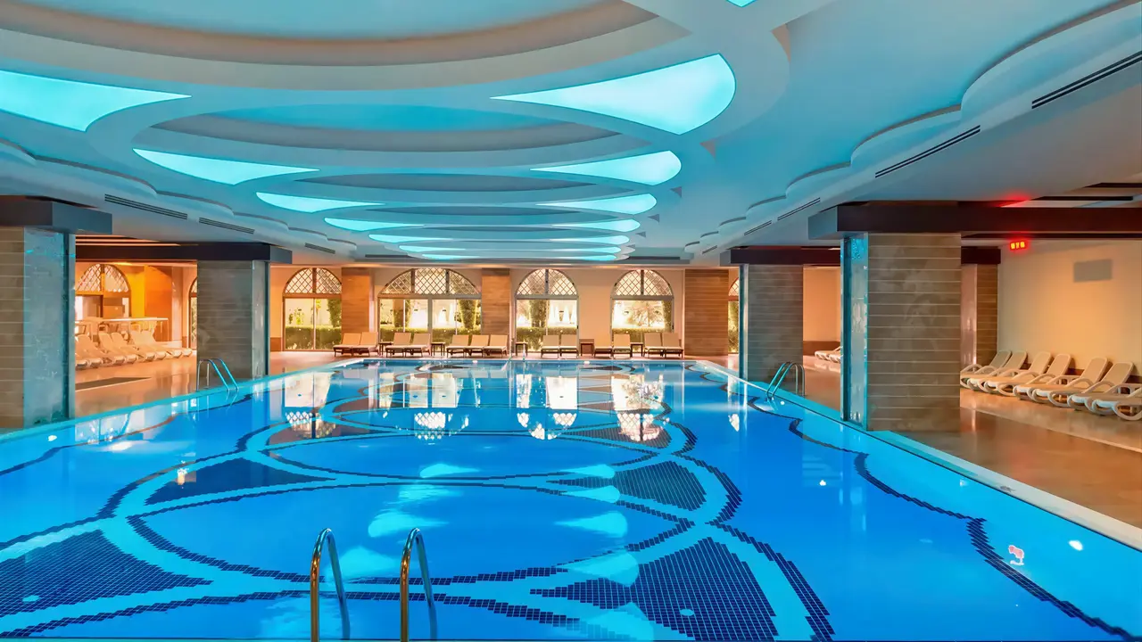 Kryty basen w hotelu Royal Holiday Palace