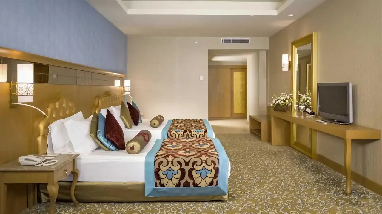 Wnętrze pokoju z łóżkami w Royal Holiday Palace