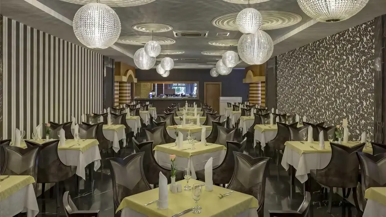 Restauracja w Royal Holiday Palace z nakrytymi stołami