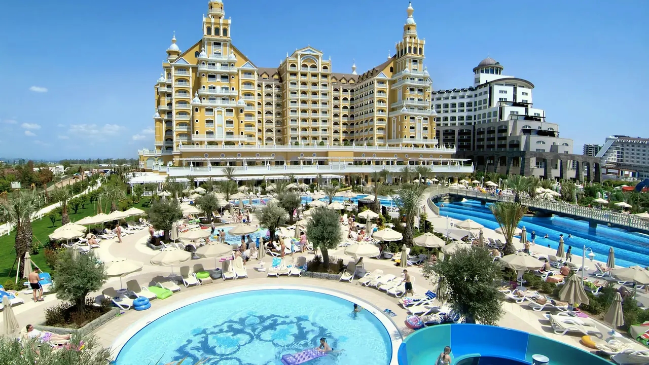 Widok na kompleks Royal Holiday Palace z basenami