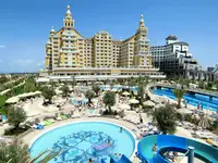 Widok na kompleks Royal Holiday Palace z basenami