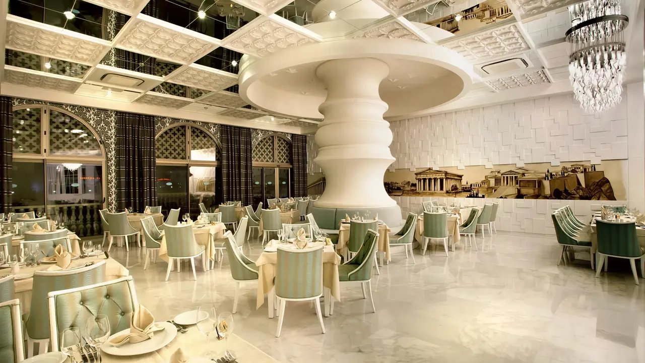 Elegancka restauracja w hotelu Royal Holiday Palace