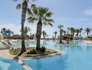 Basen z leżakami i palmami w Royal Karthago