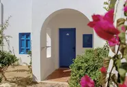 Biała fasada budynku w Royal Karthago