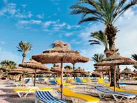 Leżaki i słomiane parasole na plaży Royal Karthago