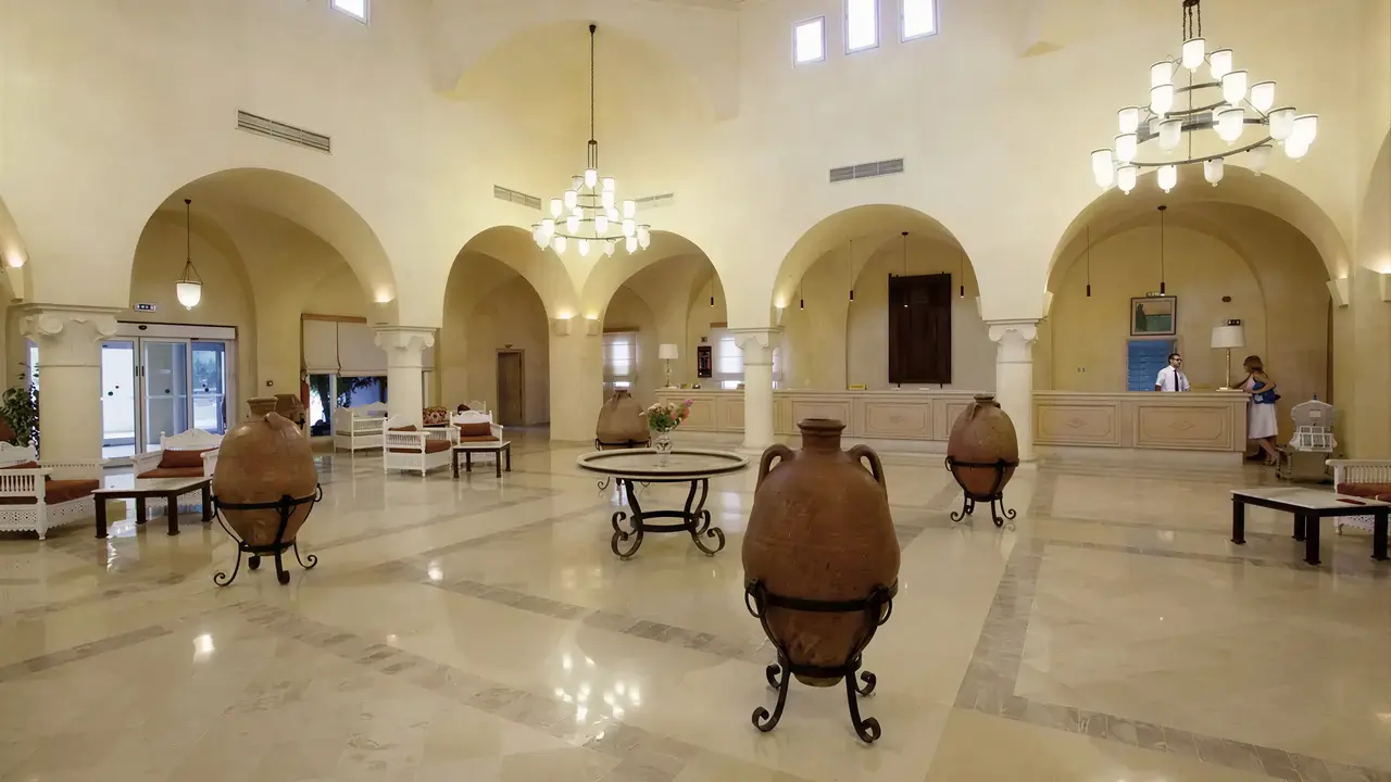 Wnętrze lobby w Royal Karthago z dekoracyjnymi amforami