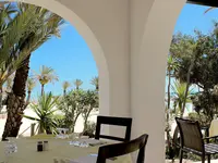 Restauracja w Royal Karthago z widokiem na palmy